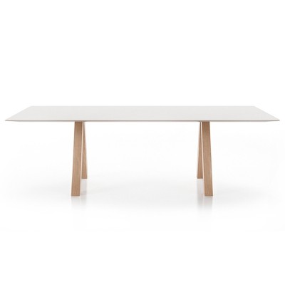 Mesa Trestle de Viccarbe en Moises Showroom Mesa Trestle de Viccarbe en Moises Showroom