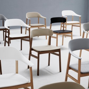 Ambiente Silla Herit con brazos colores en roble ahumado de Normann Copenhagen