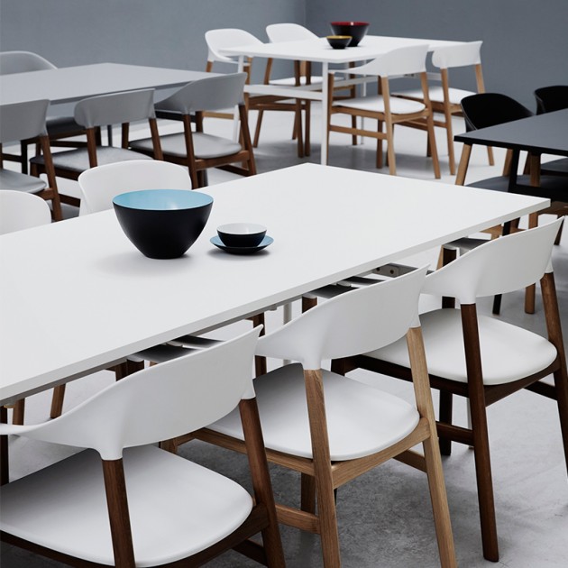 Sillas Herit color blanco con brazos de Normann Copenhagen en Moises Showroom