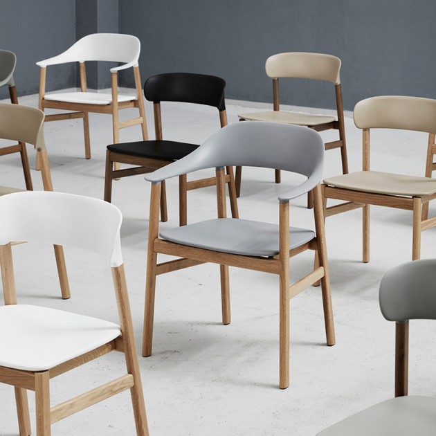 Ambiente con Sillas Herit Armchair en roble de Normann Copenhagen en Moises Showroom