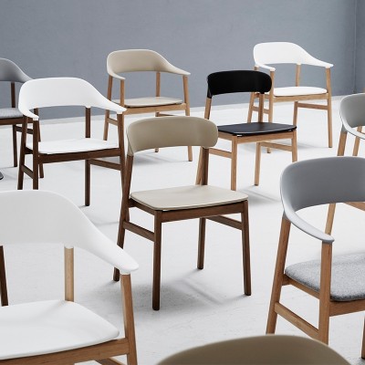 Sillas Herit Armchair fabricadas en roble de Normann Copenhagen en Moises Showroom Sillas Herit Armchair fabricadas en roble de Normann Copenhagen en Moises Showroom