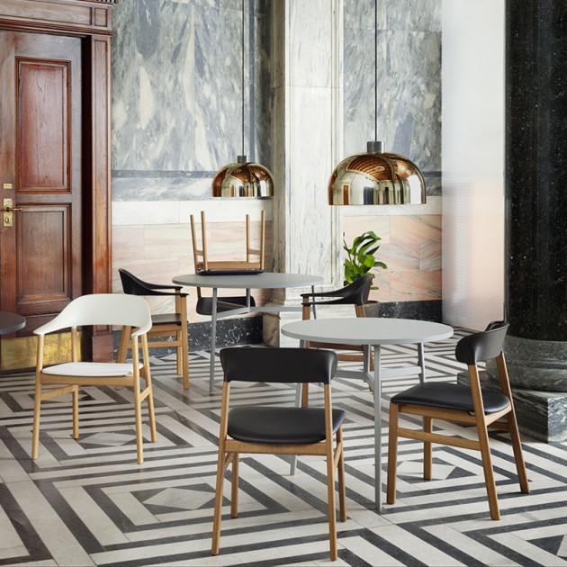 comedor con Sillas Herit Armchair de Normann Copenhagen en Moises Showroom