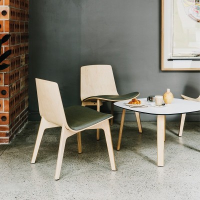 Butaca Lottus Wood Lounge con tapizado integral en Moises Showroom Butaca Lottus Wood Lounge con tapizado integral en Moises Showroom