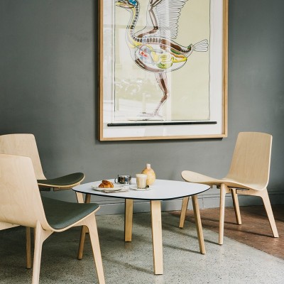 Butaca Lottus Lounge con asiento tapizado en Moises Showroom