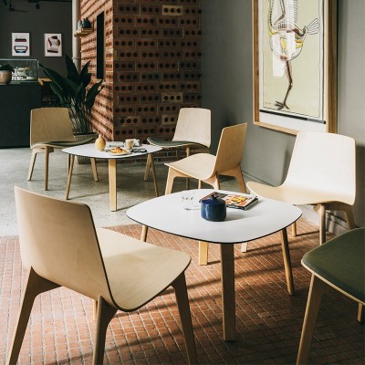 Butaca Lottus Lounge con asiento tapizado en Moises Showroom