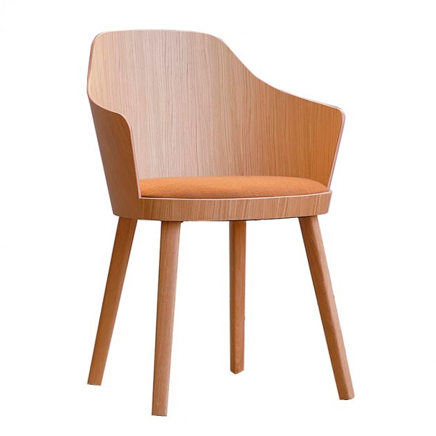 Silla Kaiak con brazos y asiento tapizado de Enea Design en Moises Showroom