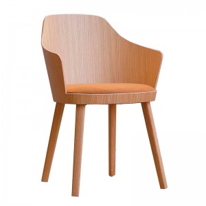 Silla Kaiak con brazos y asiento tapizado de Enea Design en Moises Showroom