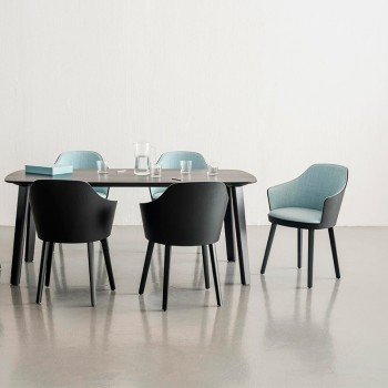 Silla Kaiak con brazos y asiento tapizado de Enea Design en Moises Showroom Silla Kaiak con brazos y asiento tapizado de Enea Design en Moises Showroom