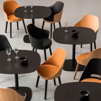 Silla Kaiak con brazos y asiento tapizado de Enea Design en Moises Showroom Silla Kaiak con brazos y asiento tapizado de Enea Design en Moises Showroom