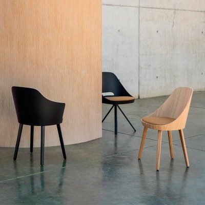 Silla Kaiak con brazos y asiento tapizado de Enea Design en Moises Showroom Silla Kaiak con brazos y asiento tapizado de Enea Design en Moises Showroom