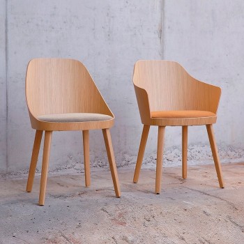 Silla Kaiak con brazos y asiento tapizado de Enea Design en Moises Showroom Silla Kaiak con brazos y asiento tapizado de Enea Design en Moises Showroom