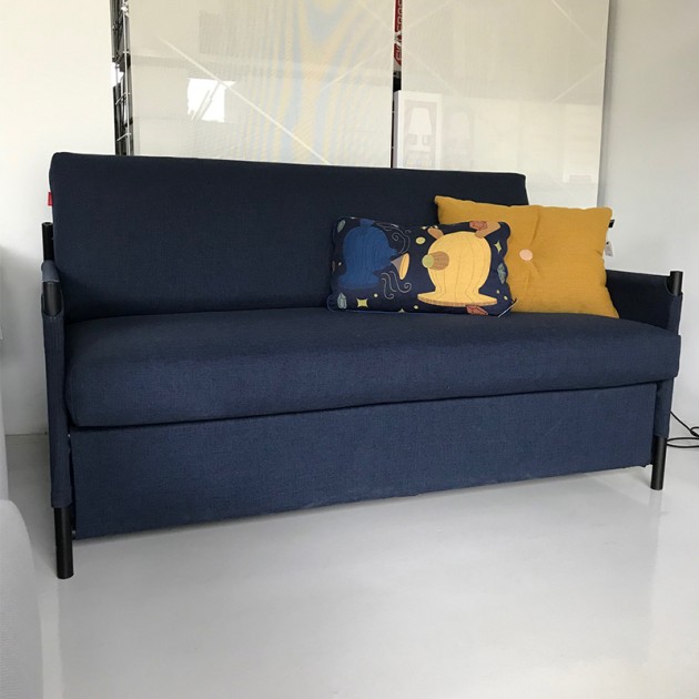 Sofá cama Neat de Innovation color azul en Moises Showroom