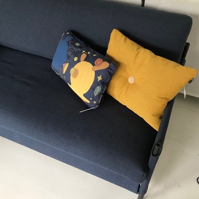 Sofá cama Neat de Innovation color azul en Moises Showroom Sofá cama Neat de Innovation color azul en Moises Showroom