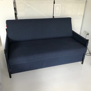 Sofá cama Neat de Innovation color azul en Moises Showroom