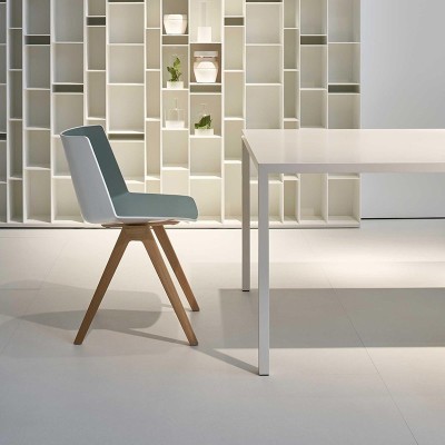 Chaise bicolore Aïku avec piètement en bois MDF Italia Chaise bicolore Aïku avec piètement en bois MDF Italia