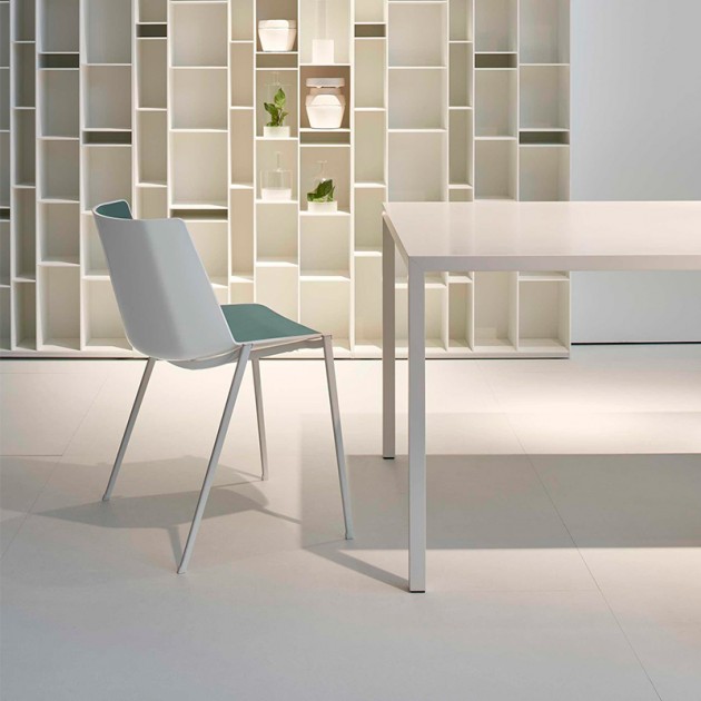 Silla Aïku con base metálica cónica de MDF Italia en Moises Showroom