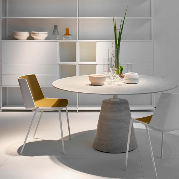 Silla Aïku con base metálica cónica de MDF Italia en Moises Showroom