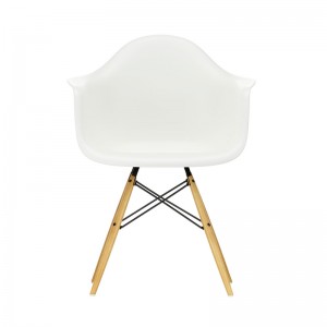 Silla DAW original diseñada por Charles&Ray Eames para Vitra en Moises Showroom