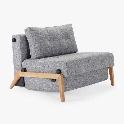 Butaca Cubed 90 de Innovation con pata de madera en Moises Showroom Butaca Cubed 90 de Innovation con pata de madera en Moises Showroom