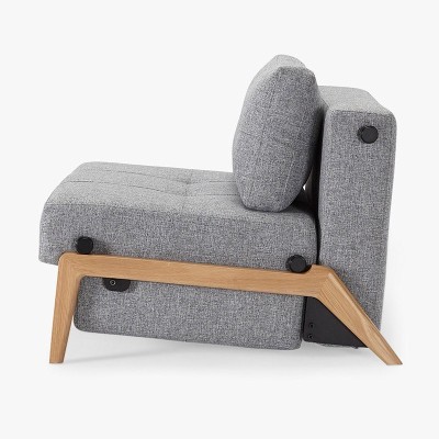 Butaca Cubed 90 de Innovation con pata de madera en Moises Showroom Butaca Cubed 90 de Innovation con pata de madera en Moises Showroom