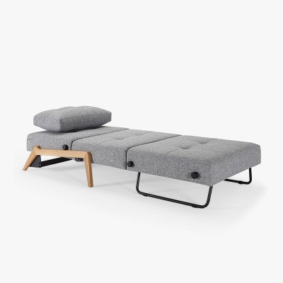 Butaca Cubed 90 de Innovation con pata de madera en Moises Showroom Butaca Cubed 90 de Innovation con pata de madera en Moises Showroom