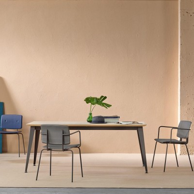 Silla DON de Ondarreta en versión tapizada y con brazos en Moises Showroom Silla DON de Ondarreta en versión tapizada y con brazos en Moises Showroom