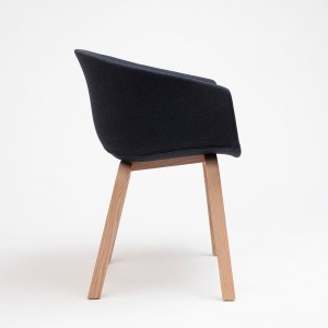 Silla Bai de Ondarreta con patas de madera y tapizado integral