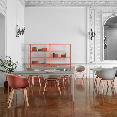 Silla Bai de Ondarreta con patas de madera y tapizado integral Silla Bai de Ondarreta con patas de madera y tapizado integral