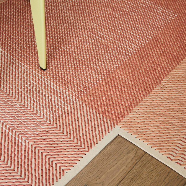 Alfombra Canevas Geo en color coral de Gan Rugs en Moises Showroom