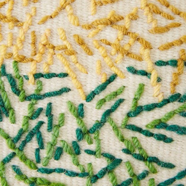 Kilim Backstitch Calm color verde de Gan Rugs en Moises Showroom