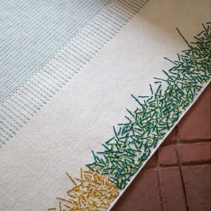 Kilim Backstitch Calm color verde de Gan Rugs en Moises Showroom