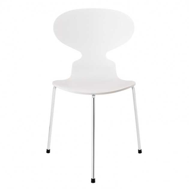 Silla Ant de Fritz Hansen diseñada por Jacobsen en Fresno teñido