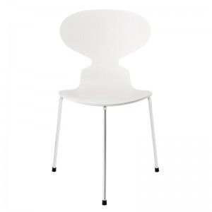 Silla Ant de Fritz Hansen diseñada por Jacobsen en Fresno teñido