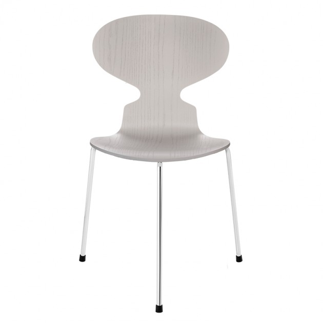 Silla Ant de Fritz Hansen diseñada por Jacobsen en Fresno teñido