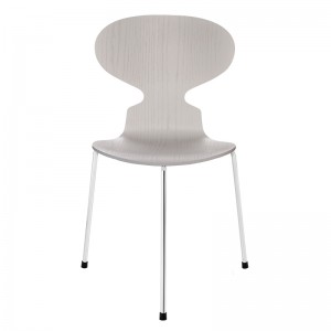 Silla Ant de Fritz Hansen diseñada por Jacobsen en Fresno teñido