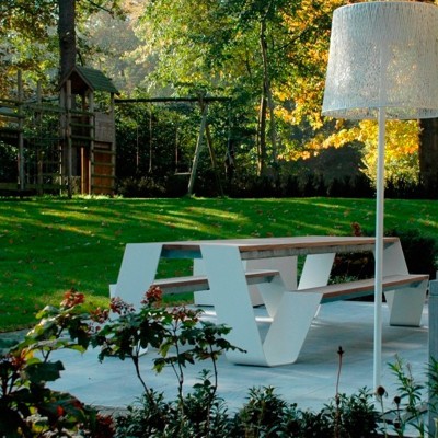 Mesa Hopper Picnic color blanco madera hellwood en ambiente jardín Mesa Hopper Picnic color blanco madera hellwood en ambiente jardín