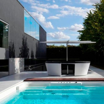 Ambiente con Kosmos asientos bajos y mesa fija color negro y parasol Inumbrina de Extremis, disponible en Moisés showroom Ambiente con Kosmos asientos bajos y mesa fija color negro y parasol Inumbrina de Extremis, disponible en Moisés showroom