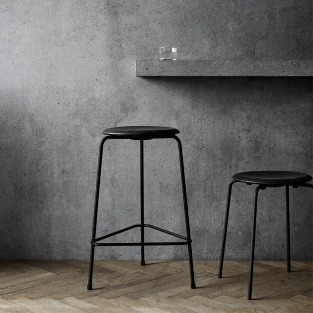 Taburete alto negro de Fritz Hansen en Moises Showroom ambiente