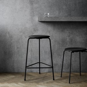 Taburete alto negro de Fritz Hansen en Moises Showroom ambiente