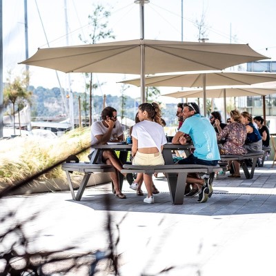 Parasol inumbrina 380 de Extremis en ambiente exterior. Disponible en Moisés Showroom Parasol inumbrina 380 de Extremis en ambiente exterior. Disponible en Moisés Showroom
