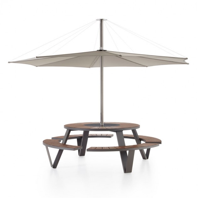 Parasol inumbrina con mesa Pantagruel de Extremis. Disponible en Moisés Showroom