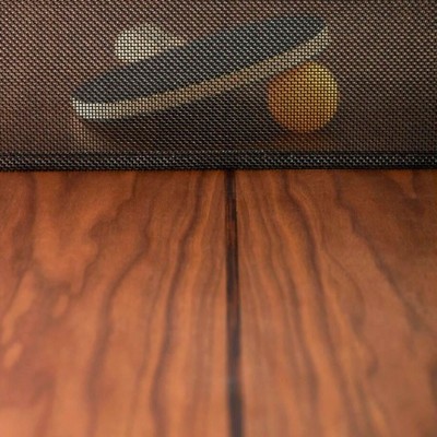Detalle red y madera nogal de la mesa de ping pong You and me de RS Barcelona. Disponible en Moisés showroom