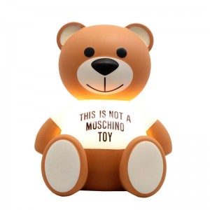 Lámpara de mesa osito TOY Moschino de Kartell. Disponible en Moisés Showroom