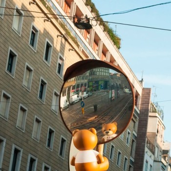 lámpara TOY de Kartell en ambiente exterior reflejo espejo.Disponible en Moisés showroom lámpara TOY de Kartell en ambiente exterior reflejo espejo.Disponible en Moisés showroom