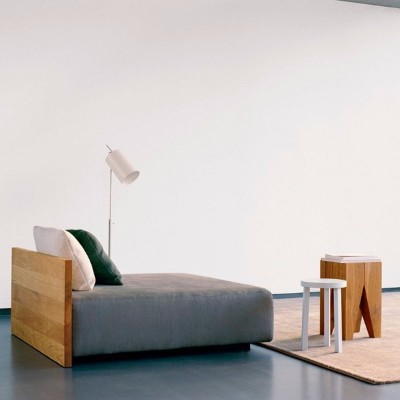 ambiente con Mesita st04 Backenzahn en roble marca e15. Disponible en Moisés Showroom ambiente con Mesita st04 Backenzahn en roble marca e15. Disponible en Moisés Showroom