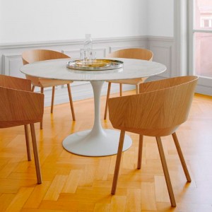 Comedor con Silla con brazos Houdini roble de E15. disponible en Moisés showroom