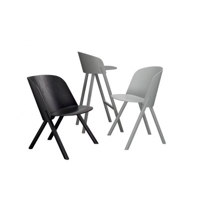 Butaca That color jet black y otras sillas en roble lacado de E15. Disponible en Moisés showroom Butaca That color jet black y otras sillas en roble lacado de E15. Disponible en Moisés showroom