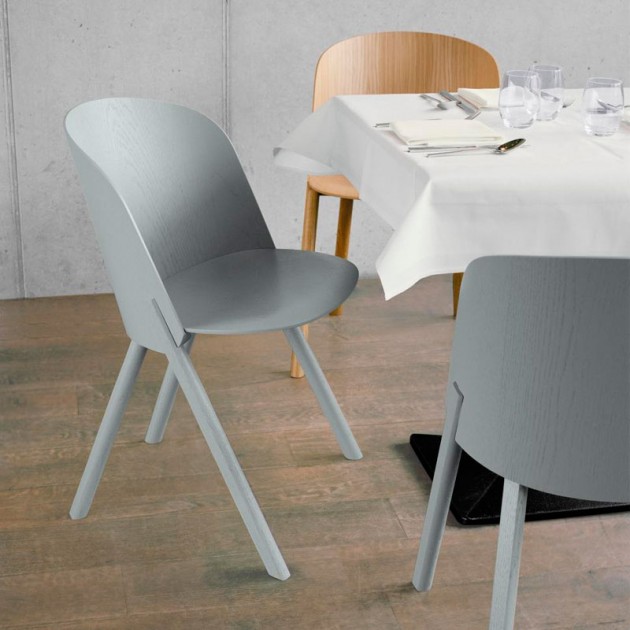 Ambiente comedor Silla This en roble color traffic grey de E15. Disponible en Moisés showroom