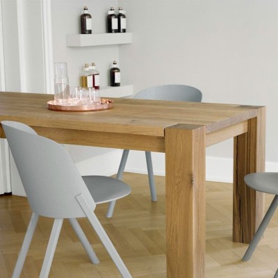 Ambiente comedor Mesa Bigfoot roble macizo de E15. Disponible en Moisés showroom