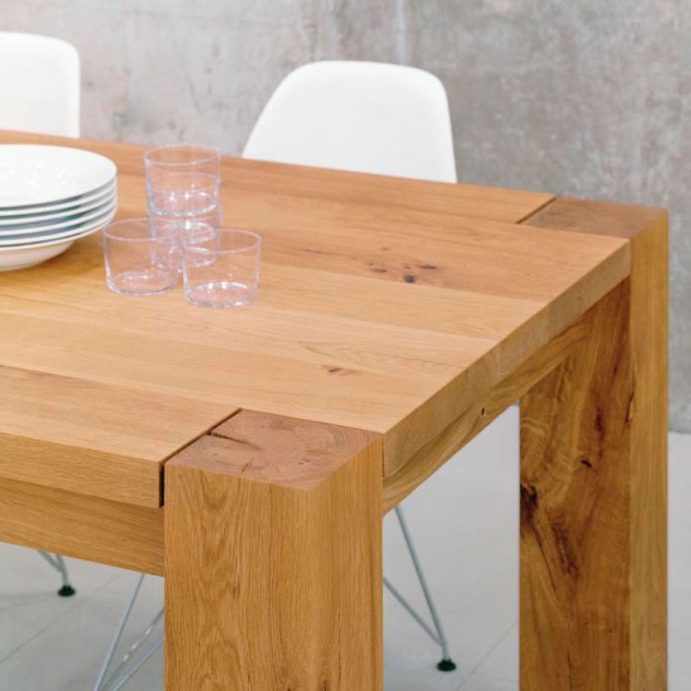 Detalle pata Mesa Bigfoot roble macizo de E15. Disponible en Moisés showroom